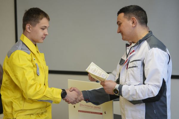 Будущее Белой металлургии. Более 60 школьников Первоуральска получили первую профессию во время учебы