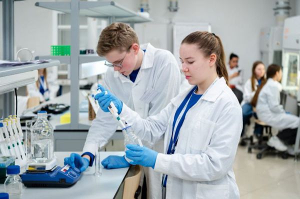 Биоразлагаемая пленка, двигатели для дронов, долговечная краска: инновационные идеи студентов УрФУ получили грантовую поддержку