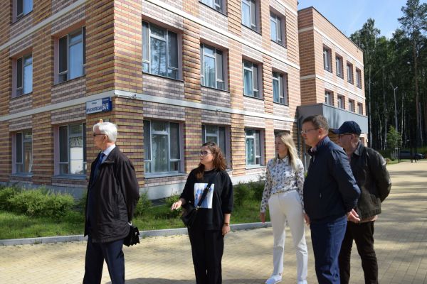 В Академическом проверили, как работают новые школа и детский сад