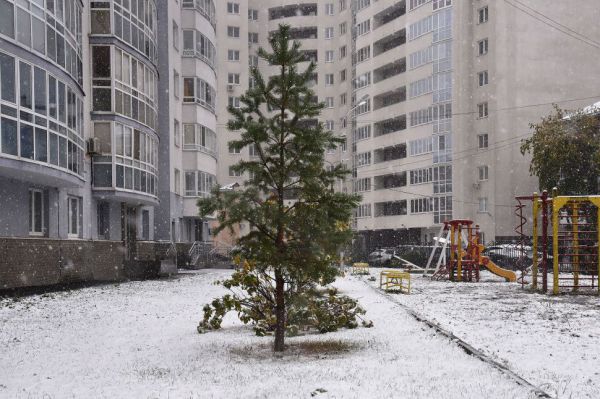 В Екатеринбурге глыба льда упала на трехлетнего ребенка