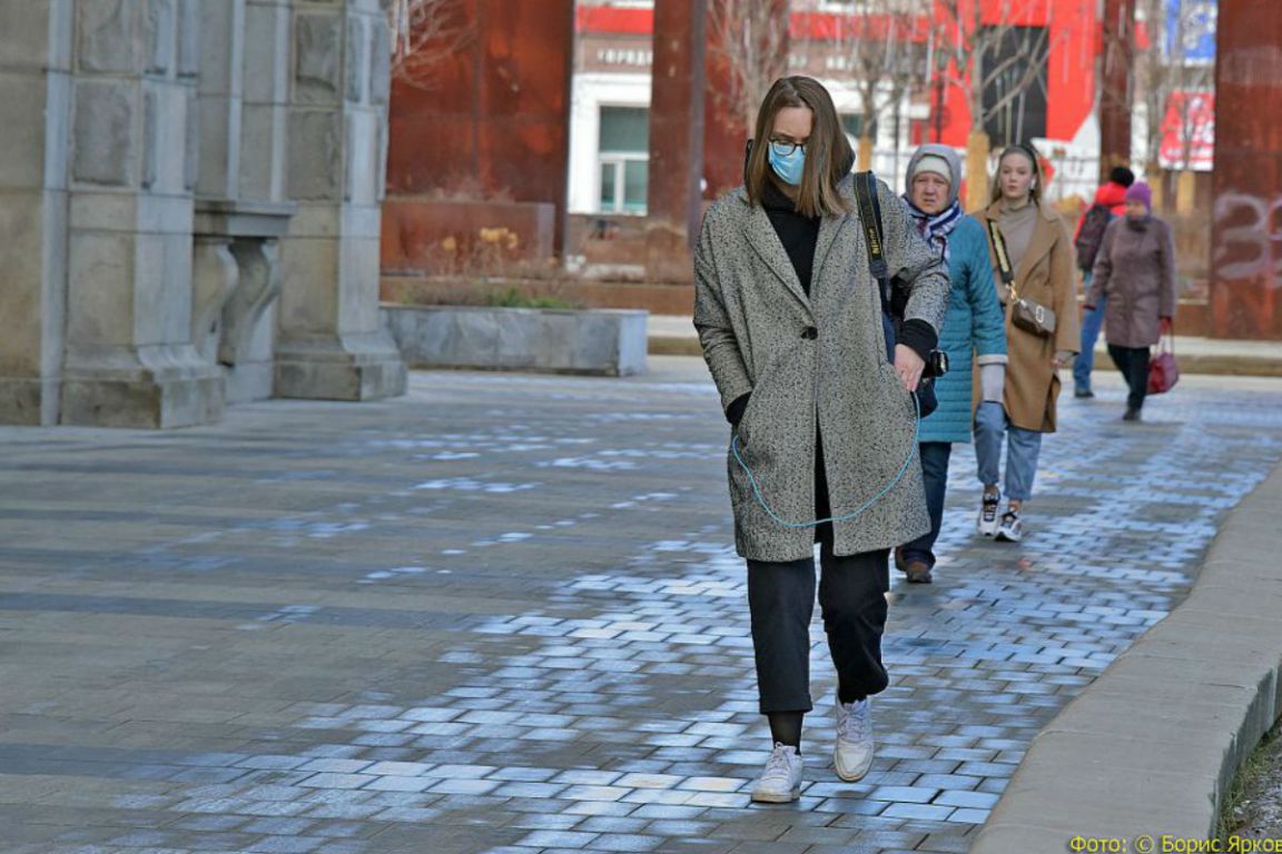 Надо одеваться потеплей. Екатеринбург в марте. Плюс 10 градусов. В Екатеринбурге потеплеет.