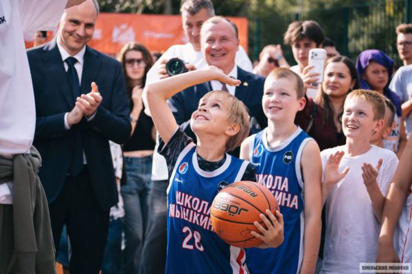 В Екатеринбурге открылся  центр уличного баскетбола. Первый мяч в корзину забросил юный инициатор проекта