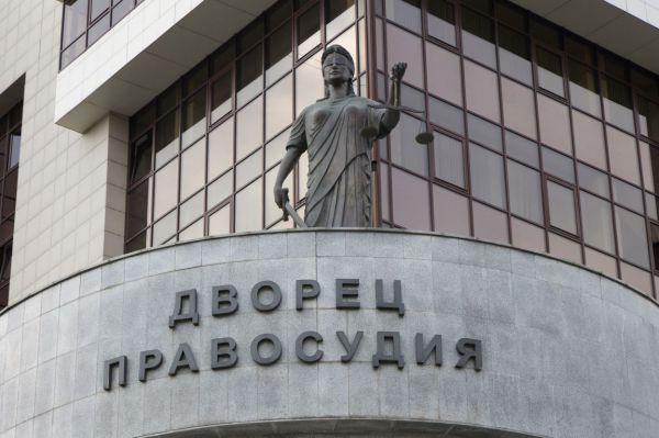 В Полевском суд обязал УК выплатить пенсионерке компенсацию за падение на льду