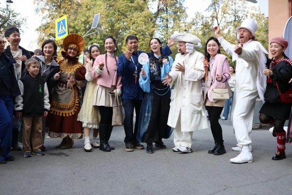 Кукольный фестиваль «Петрушка Великий» в Екатеринбурге начался с театрализованного шествия