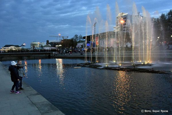 В Екатеринбурге городские фонтаны начали готовить к зиме