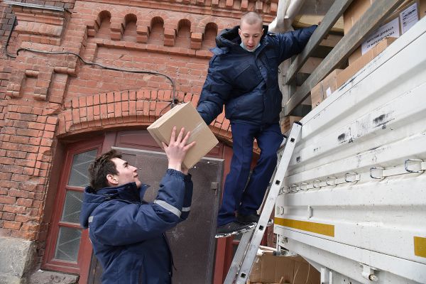 Свердловские волонтеры доставили гуманитарный груз в Мариуполь. Фото