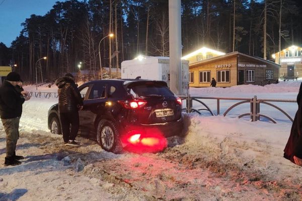 В Академическом встали трамваи из-за автохама, застрявшего на рельсах