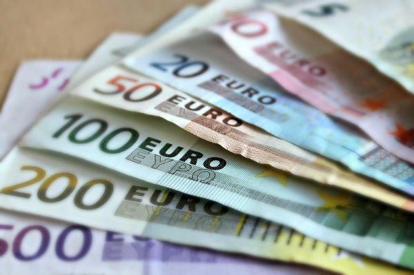 Экономист объяснил, почему евро рухнул ниже 62 рублей и можно ли его купить