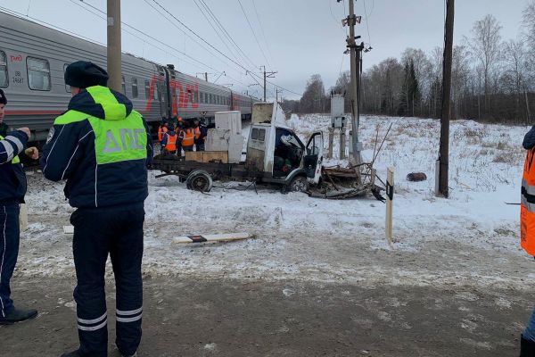 Под Тугулымом поезд снес «Газель» на железнодорожном переезде