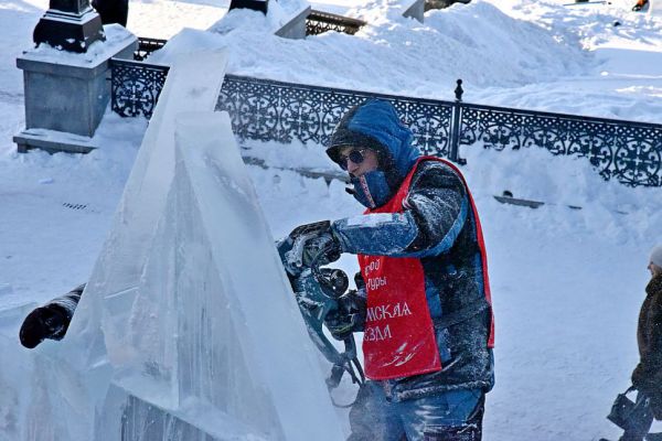 Лед для новогоднего городка в Екатеринбурге привезли аж из Ханты-Мансийска