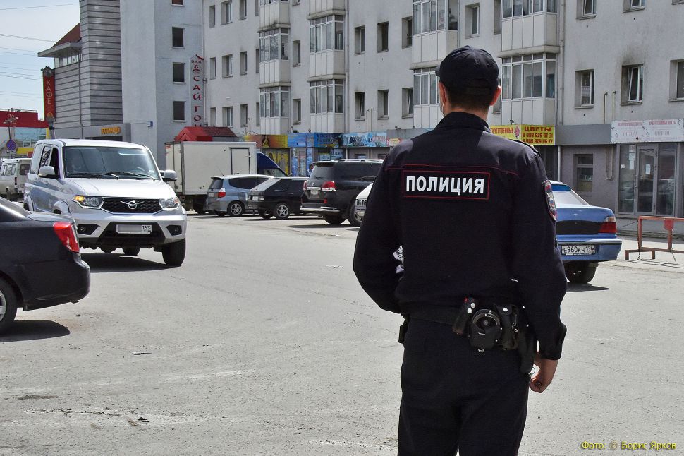 Злой екатеринбург новости. Полиция Екатеринбург. Полицейский побил мужчину. Милиция 25 лет мужик.