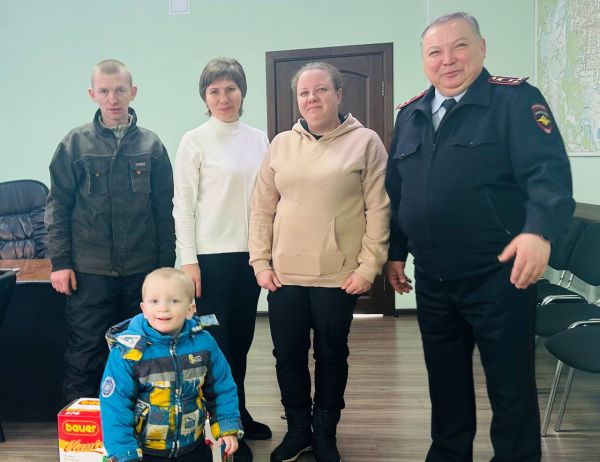 Полицейские Первоуральска исполнили новогоднюю мечту трехлетнего Даниила