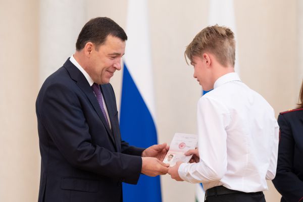 Евгений Куйвашев вручил паспорта 11 уральским школьникам