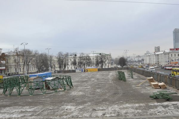 В столице Урала начали строить ледовый городок