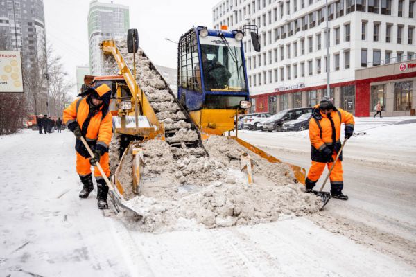 В Екатеринбурге коммунальщики вывезли на полигон более 20 тысяч тонн снега
