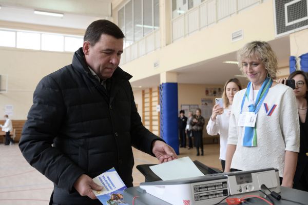 Губернатор Свердловской области проголосовал на выборах президента РФ