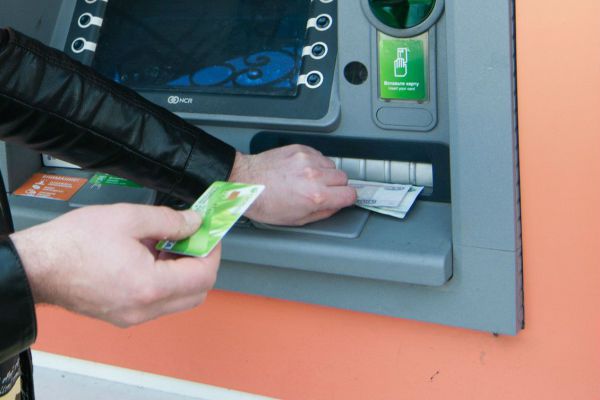 Внесение наличных в банкоматах могут ограничить из-за мошенников