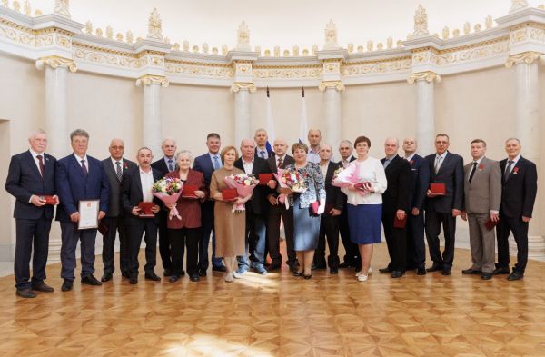 Работники ПНТЗ получили ордена и медали за вклад в металлургию