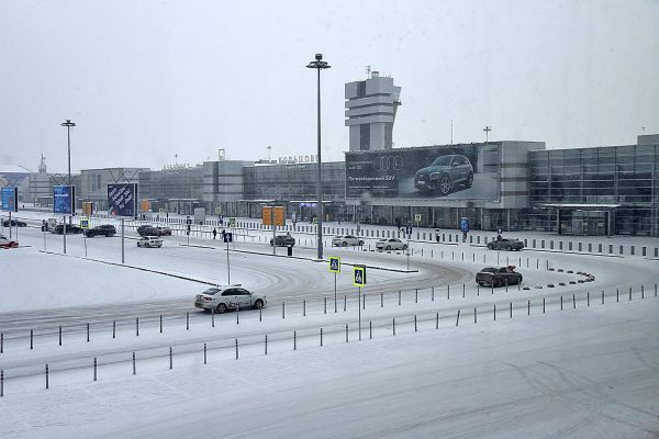 Аэропорт Кольцово поздравил пассажиров с 90-летием Свердловской области