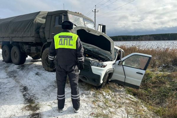 На Среднем Урале водитель разбился насмерть, влетев в КАМАЗ