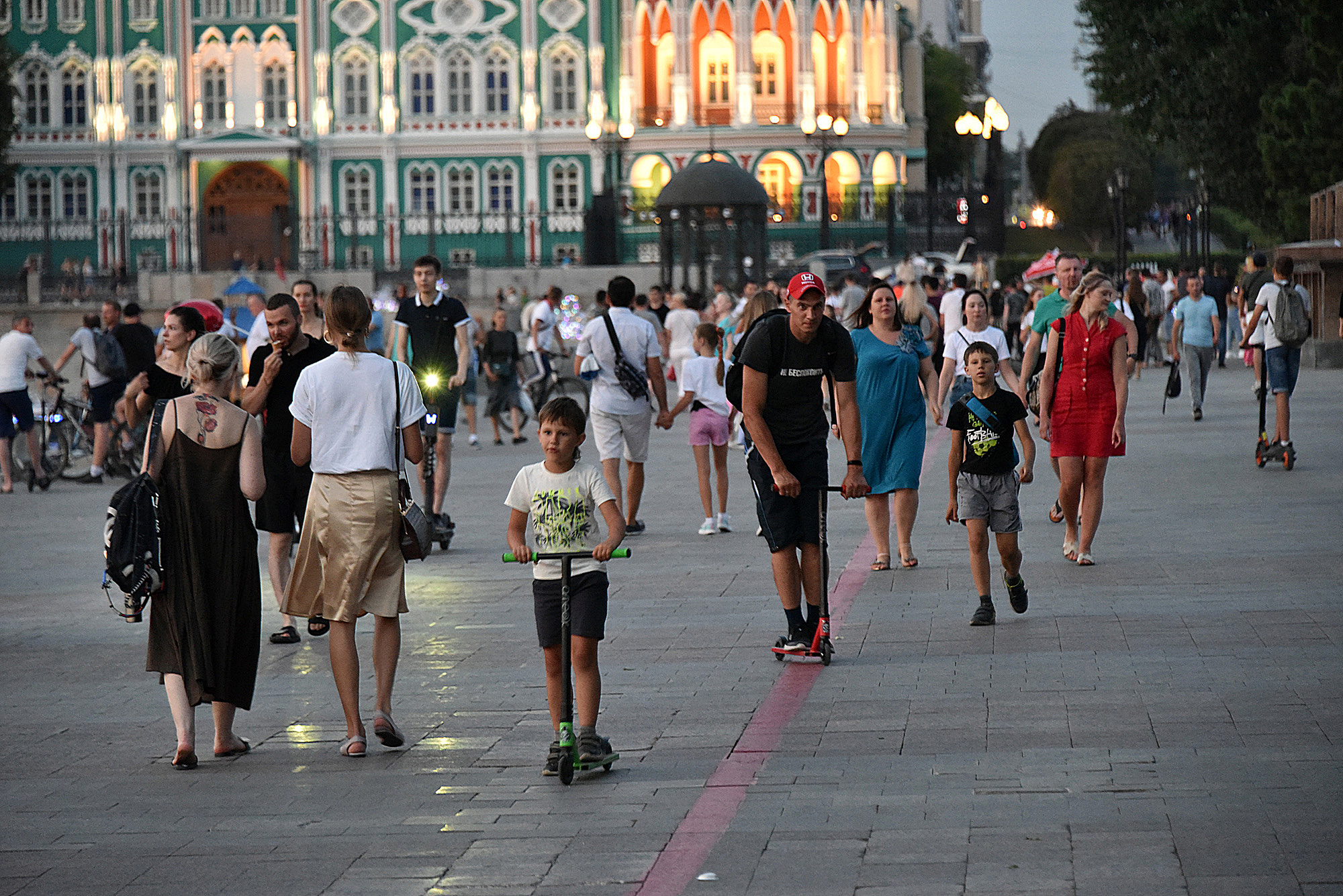 Екатеринбург люди на улице