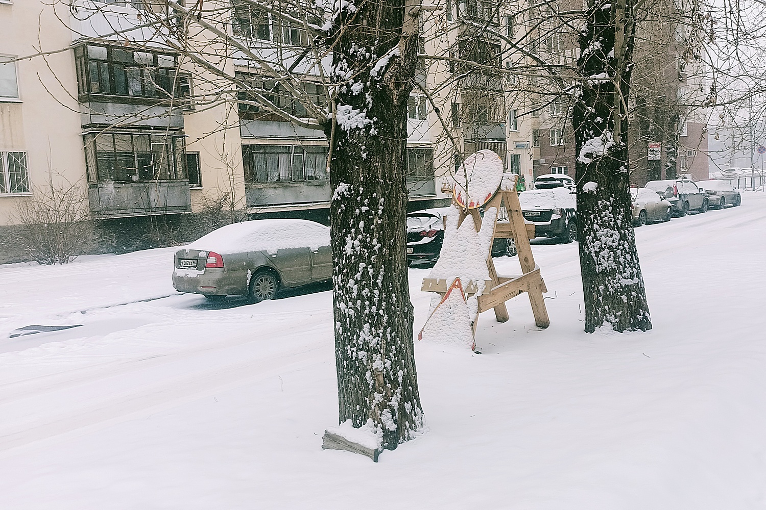 Екатеринбург апрель 2023. Снежный апрель. Снег в апреле. Завалило снегом. Снегопад фото.